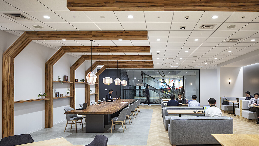 A room with tables and chairs.